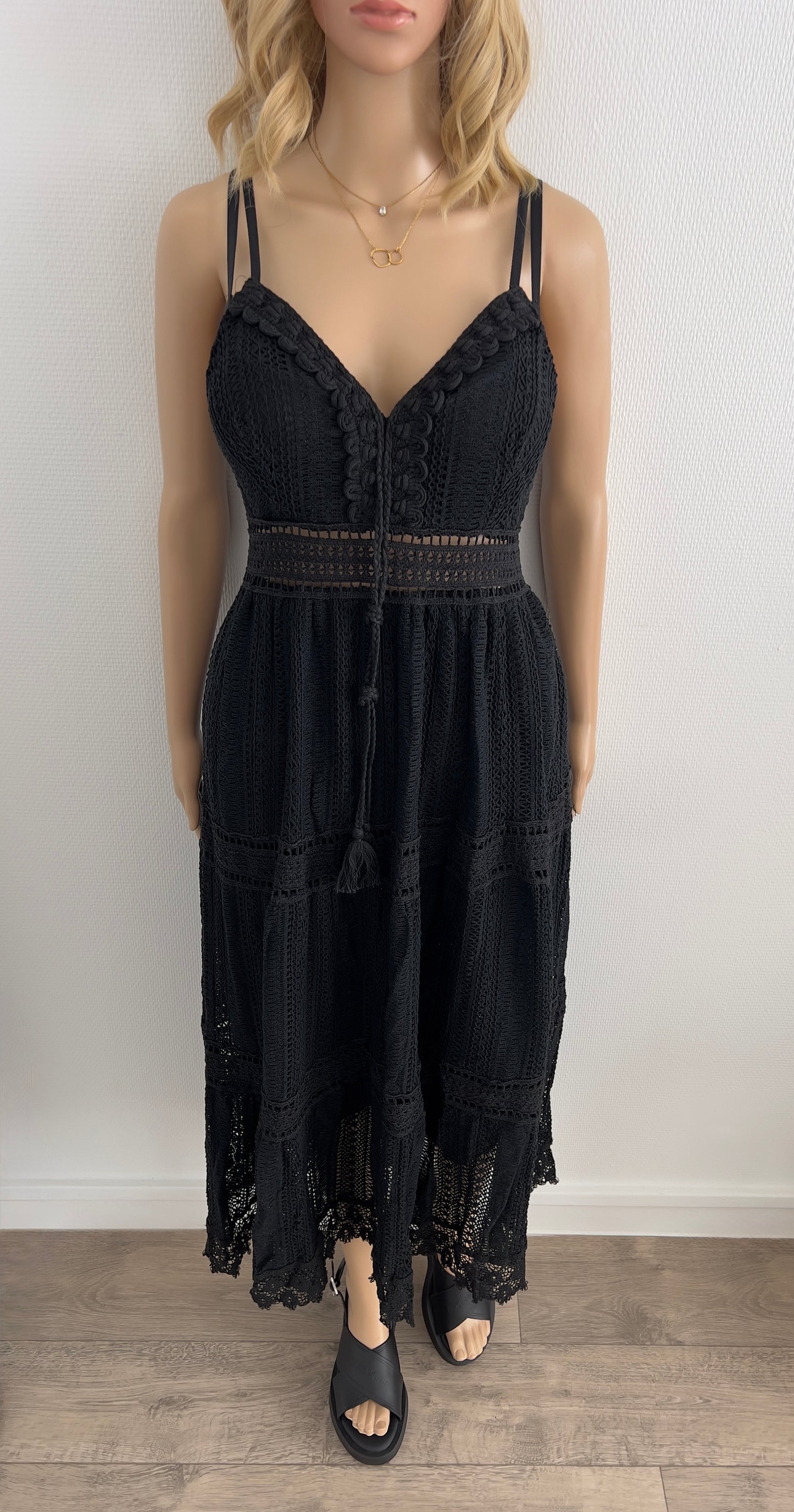 Robe “Alma” – Broderie Noire Élégante