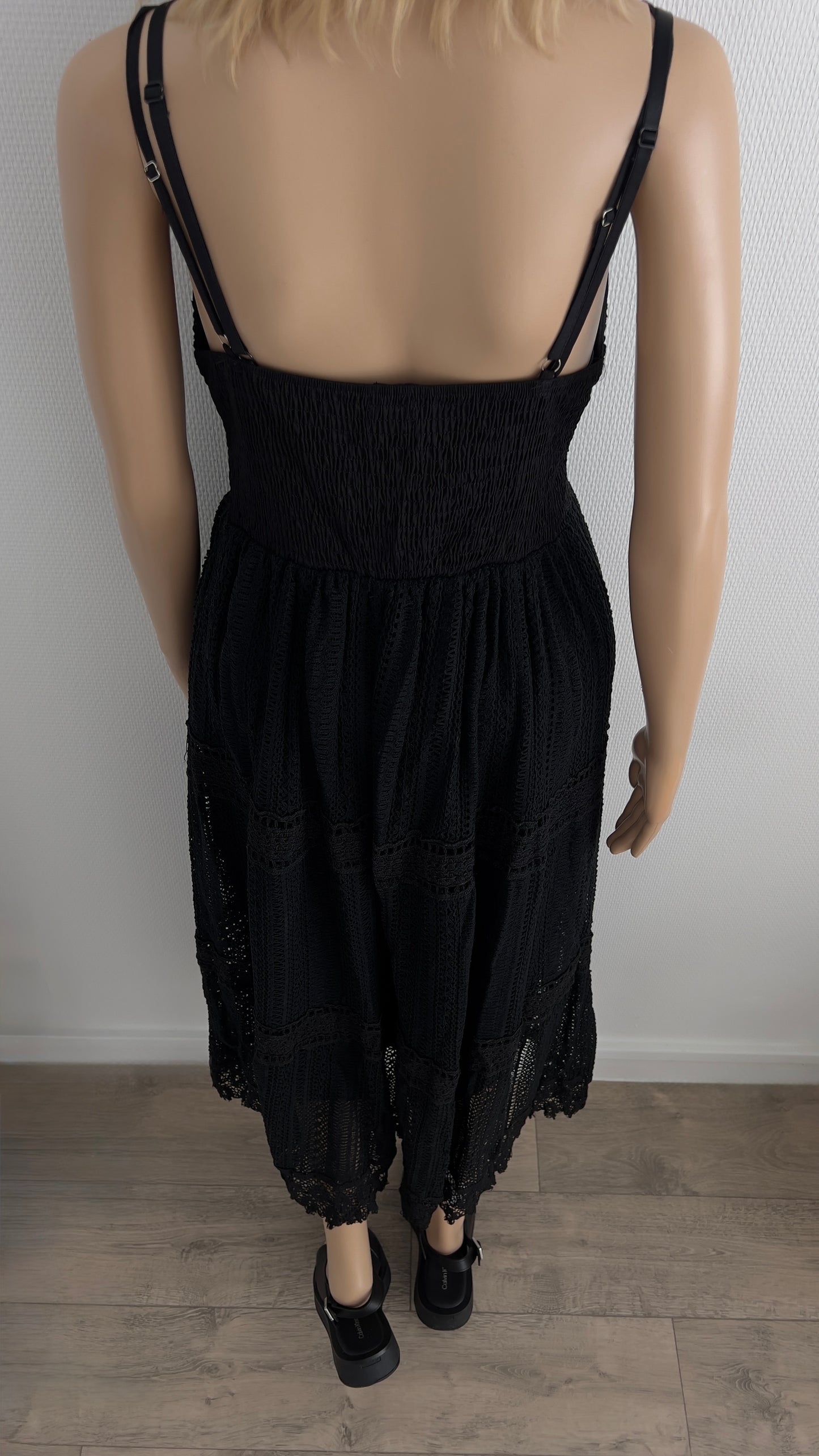 Robe “Alma” – Broderie Noire Élégante